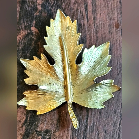 Vintage Gold Tone Maple Leaf Brooch With Rhinestones - Picture 2 of 12
